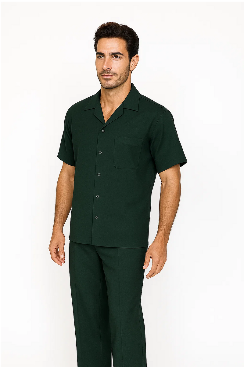 Hunter green men's leisure suit: short-sleeved button-up shirt with collar and chest pocket, paired with matching straight-leg pants. Classic and comfortable.
