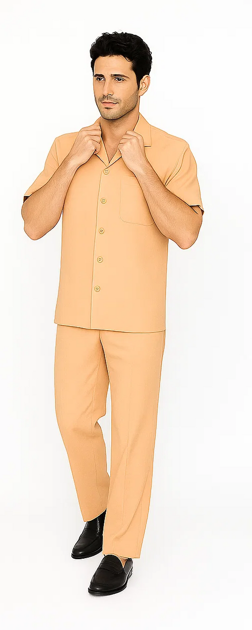 Melon-colored men's leisure suit: short-sleeve button-up shirt with chest pocket & matching straight-cut pants. Lightweight fabric, perfect for relaxed wear.
