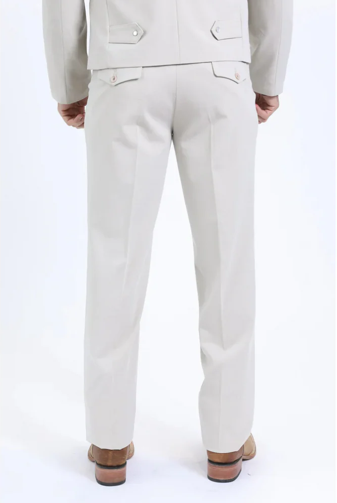 White men's western sport suit. Fitted jacket with structured silhouette and two rear pockets. Straight-cut pants. Smooth, light-colored fabric.
