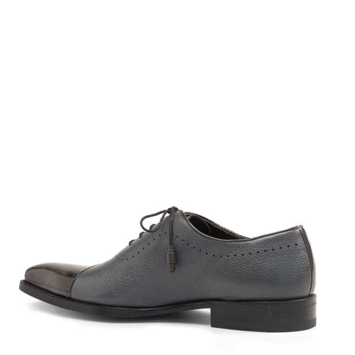 Mezlan Postdam oxford in grey calfskin. Cap toe design with smooth finish and subtle upper texture. Lace-up closure with matching laces. Black sole for a defined contrast.
