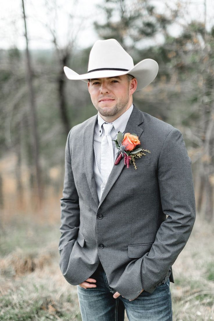 Gray men's western blazer. Tailored fit, structured shoulders, long sleeves, button closure, and two front pockets. Smooth, woven gray fabric.
