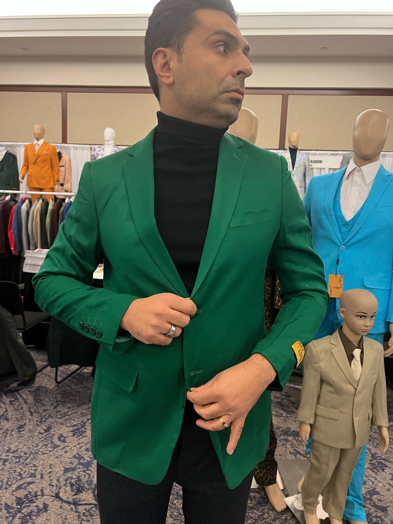Men's tailored green blazer. Structured fit, notch lapel, and two front pockets. Smooth fabric highlights vibrant green. Buttoned with a clean, modern silhouette.
